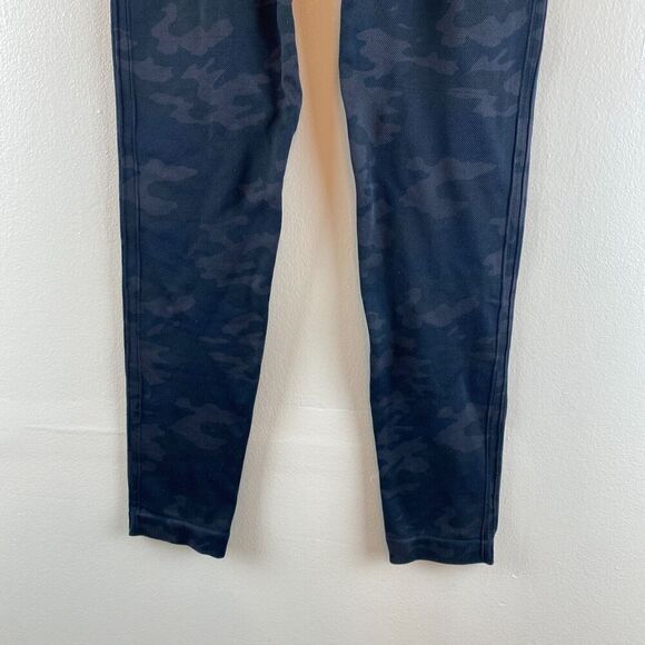 Spanx Look At Me Now Seamless 7/8 25'' Leggings Black Camo Size Medium Gym - Picture 3 of 11